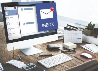 Bilgisayar çalışma masası üzerinde