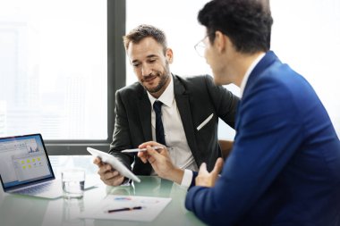 Ofiste çalışan iş adamları.