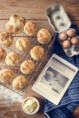 mutfak masasının üzerinde dijital tablet