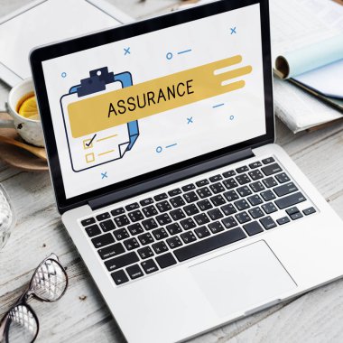 Çalışma Masası üstünde laptop