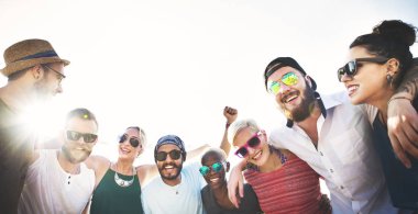 hugging sahilde insanlar