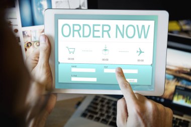 Dijital tablet kullanan adam