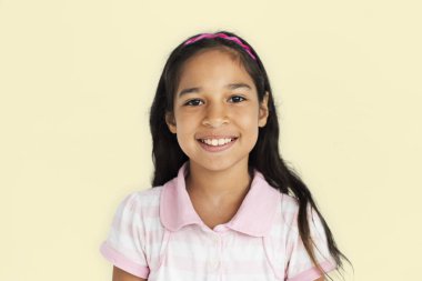 küçük kız stüdyoda poz