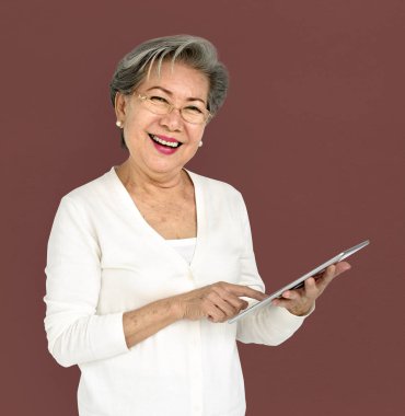 üst düzey kadın stüdyoda poz