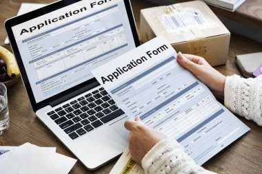 Belge kağıt tutan kadın