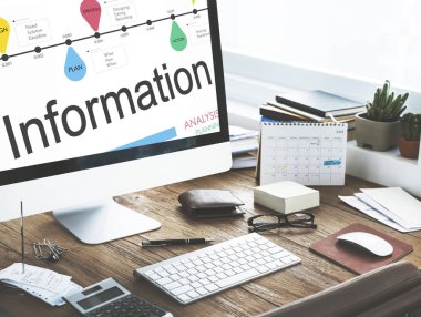 Bilgisayar çalışma masası üzerinde