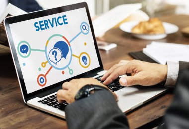 Dizüstü bilgisayarda çalışan iş adamı 