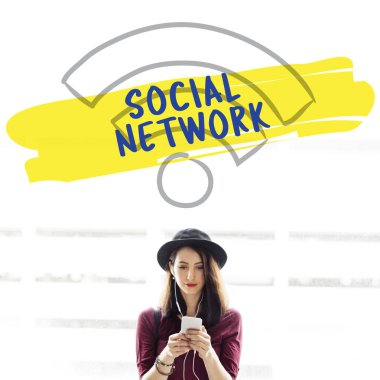 Akıllı telefon kullanan genç bir kadın.