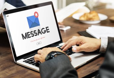 Dizüstü bilgisayarda çalışan iş adamı 