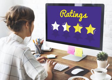 bilgisayar ile çalışan kadın 