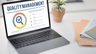 Çalışma Masası üstünde laptop