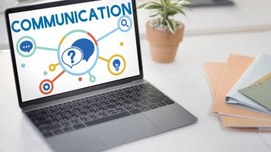 Çalışma Masası üstünde laptop