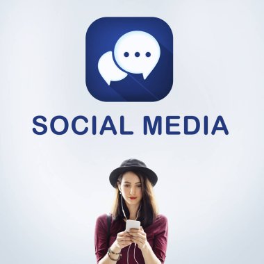 Akıllı telefon kullanan genç bir kadın.