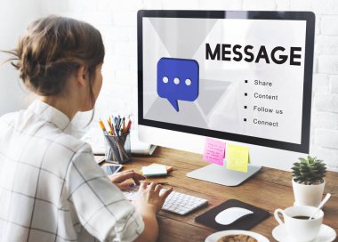 bilgisayar ile çalışan kadın 