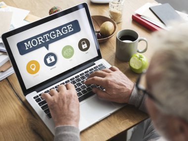 Dizüstü bilgisayar kullanan kıdemli adam. 