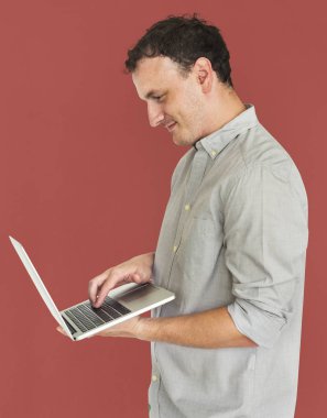 Studio dizüstü bilgisayar kullanan adam