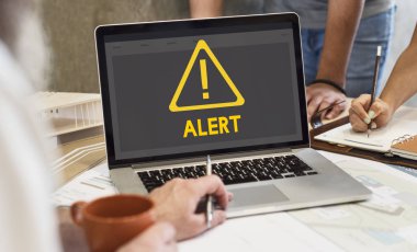 dizüstü bilgisayarda çalışan mimar