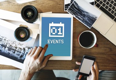 Dijital tablet kullanan adam