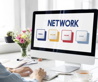 Bilgisayarda Çalışan Kadın