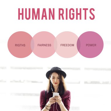 Akıllı telefon kullanan genç bir kadın.