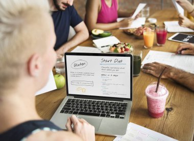 Dizüstü bilgisayar kullanan kadın