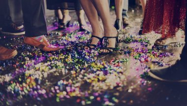  tatil tinsel bacaklarda