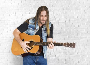  sakallı adam gitar çalmak