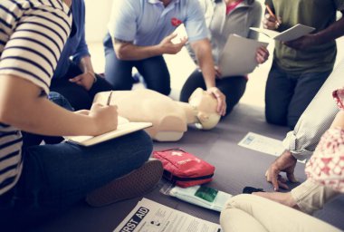 CPR ilk yardım eğitimi öğrenme insanlar 