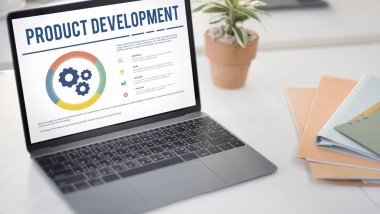Çalışma Masası üstünde laptop