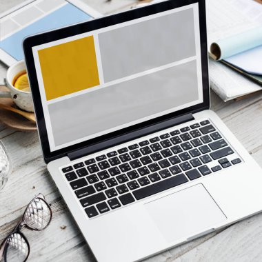 Çalışma Masası üstünde laptop