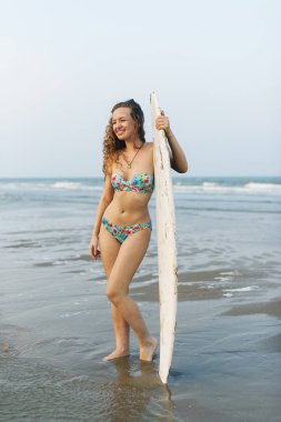 surf sahilde bir kadınla