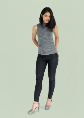  Asyalı kadın stüdyoda poz 