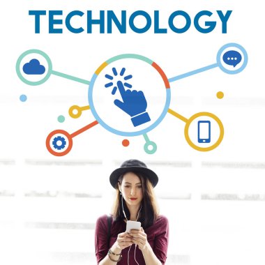 Akıllı telefon kullanan genç bir kadın.