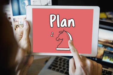 Dijital tablet kullanan adam