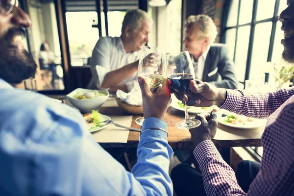 Geschäftsleute essen und trinken — Stockfoto