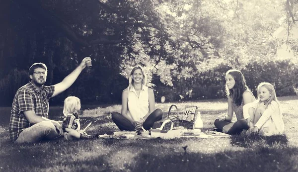 Rodina si užívá piknik — Stock fotografie