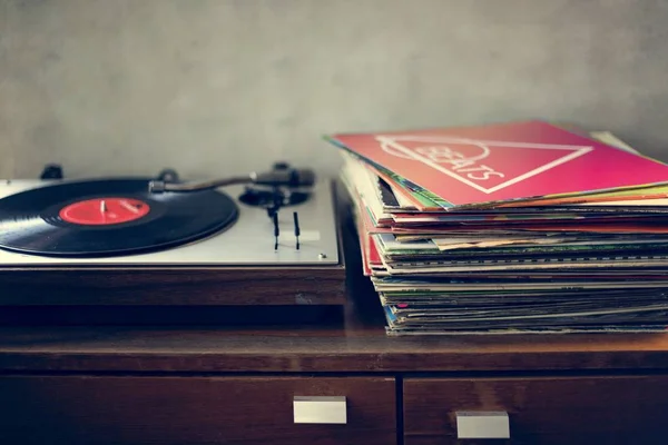 Vinyl draagbare speler en records — Stockfoto