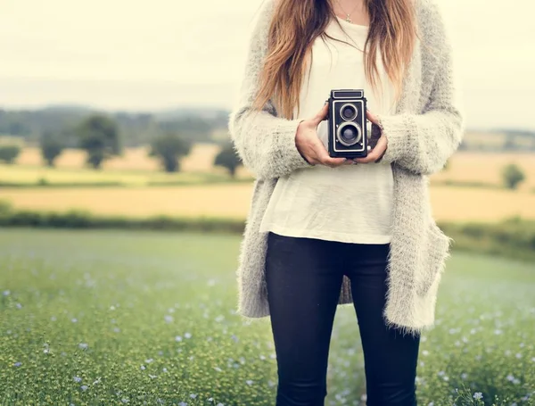 Kobieta z aparatu fotograficznego — Zdjęcie stockowe