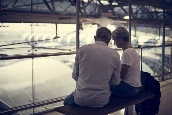 Ανώτερος ζευγάρι τουρίστες στο αεροδρόμιο — Φωτογραφία Αρχείου