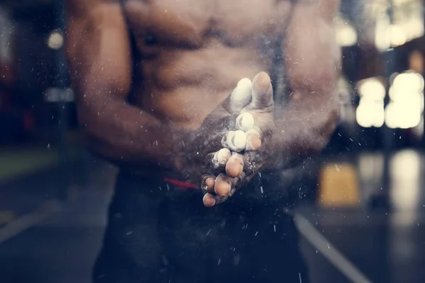 Hombre haciendo ejercicio en el gimnasio — Foto de Stock