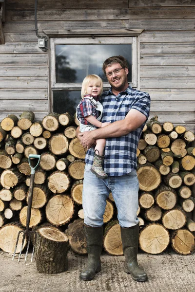 Vater und Kind auf Bauernhof — Stockfoto