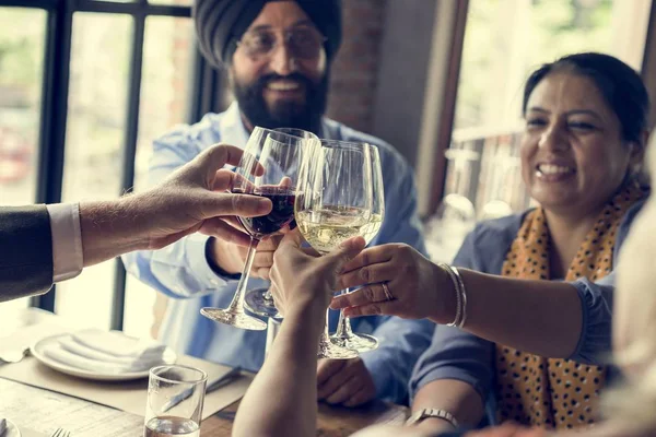 Indianer essen und trinken Alkohol — Stockfoto