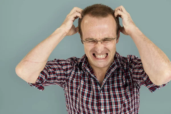 Hombre rascándose la cabeza — Foto de Stock