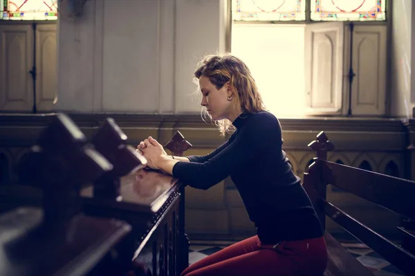 Mujer entrometiéndose en la Iglesia — Foto de Stock