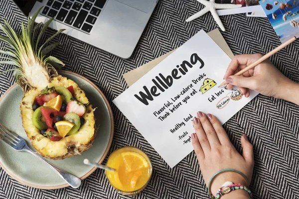 Vrouw op briefkaart schrijven — Stockfoto