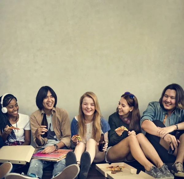 Los adolescentes se divierten juntos —  Fotos de Stock