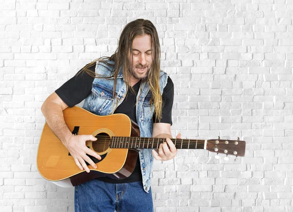  sakallı adam gitar çalmak