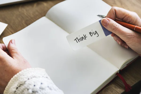 Senior person holding reminder note — Stock Photo, Image