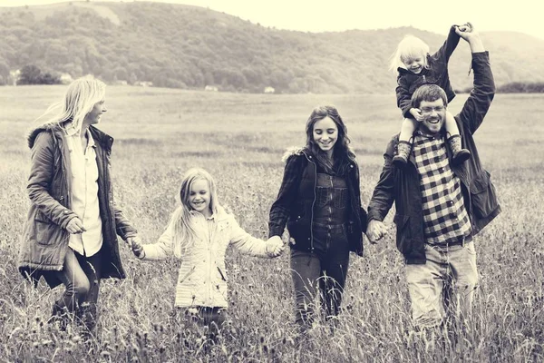 Familie wandelen op het veld — Stockfoto
