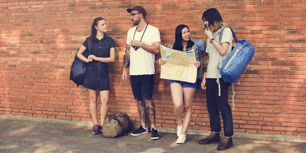 Mladí přátelé Cestovatelé s batohy — Stock fotografie